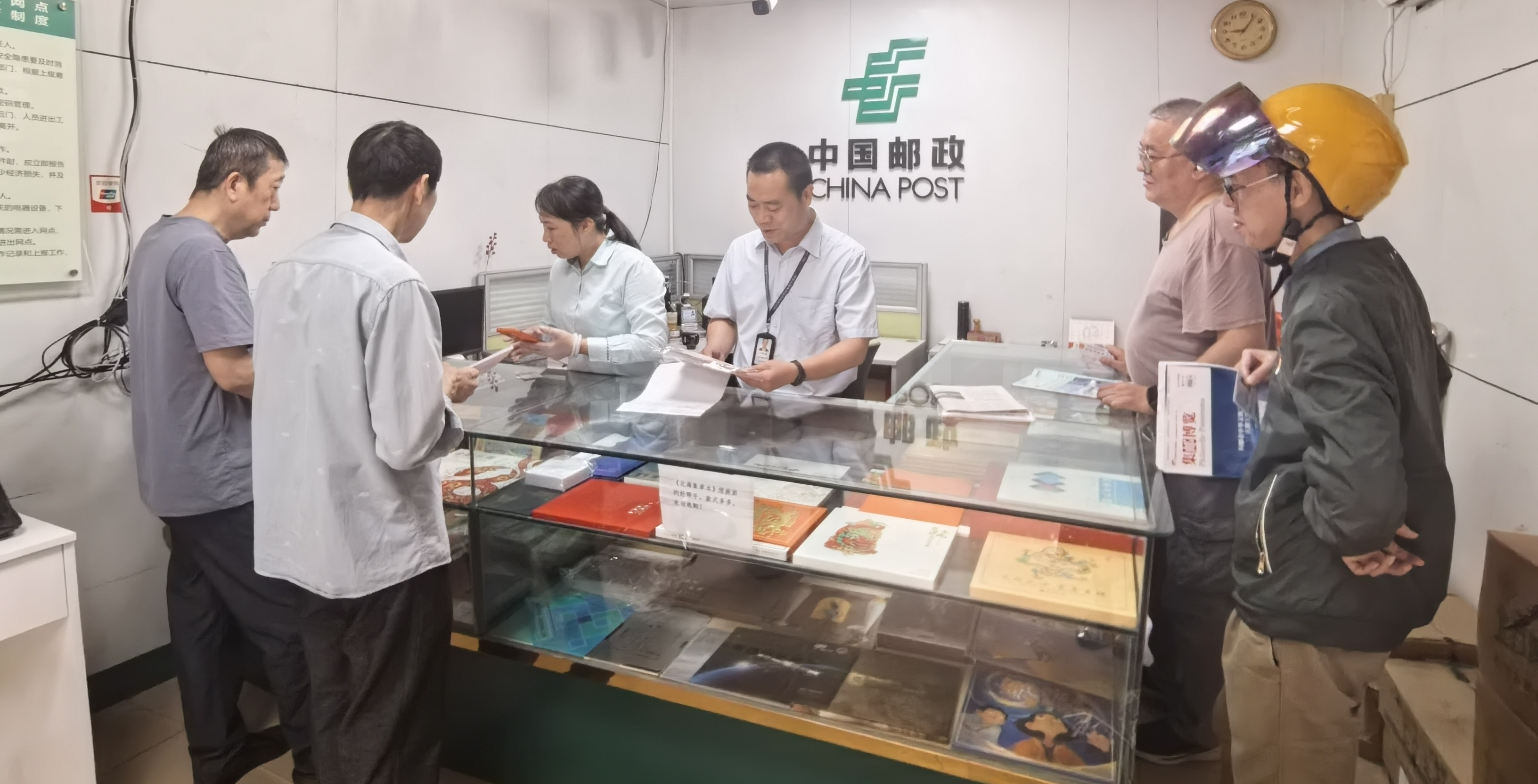 广西各市邮政管理局结合工作开展全民国...